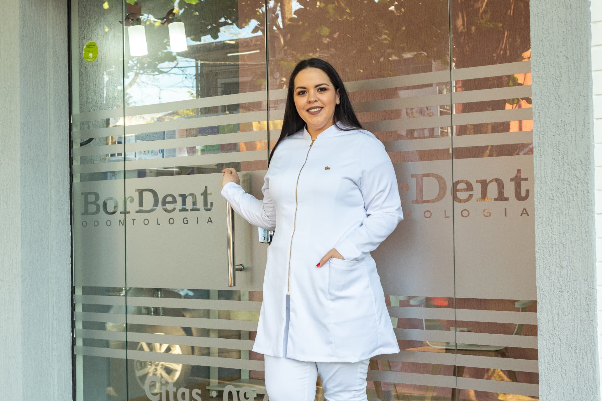 Dra. Lorena Bordón en la entrada de BorDent Odontología, Luque