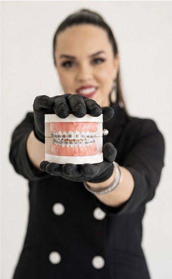 Macro modelo con brackets metálicos en BorDent Odontología